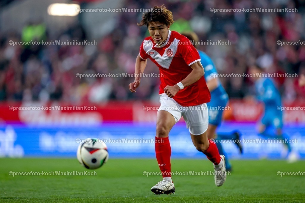 RWE06042501122 | 2025.04.06, Fußball, 3.Liga, Rot-Weiss Essen - FC Hansa Rostock, Stadion Hafenstraße, Saison 2024 2025: Kaito Mizuta (RWE #24) DFB regulations prohibit any use of photographs as image sequences and or quasi-video.