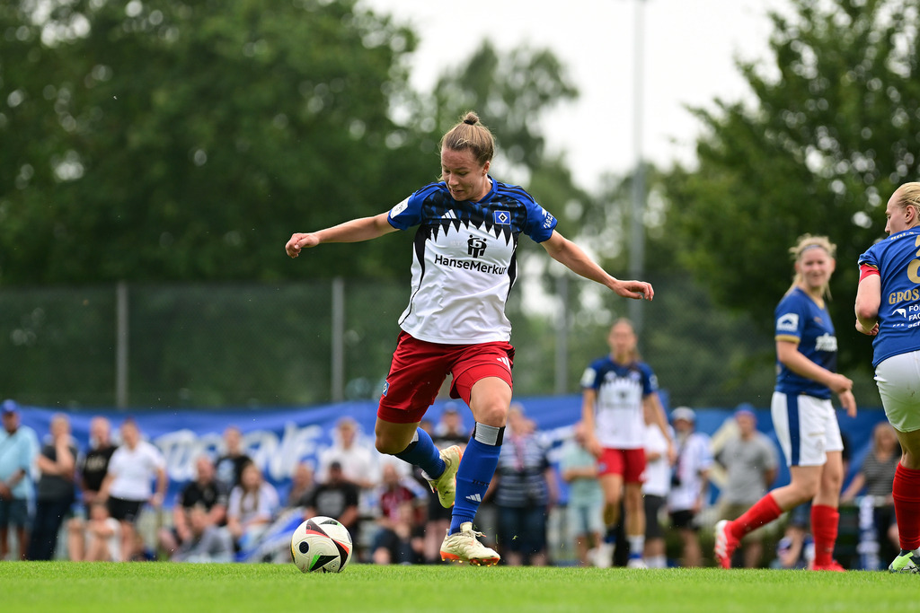 Fußball I Frauen I Saison 2025-2026 I Testspiel I Hamburger SV - Holstein Kiel | Nahaufnahme, Einzelfoto, Freisteller, Portrait, Porträt, Einzelbild, Einzelfoto, Körper:  Christin Martina Ingrid Meyer (16, Hamburger SV) - Realisiert mit Pictrs.com