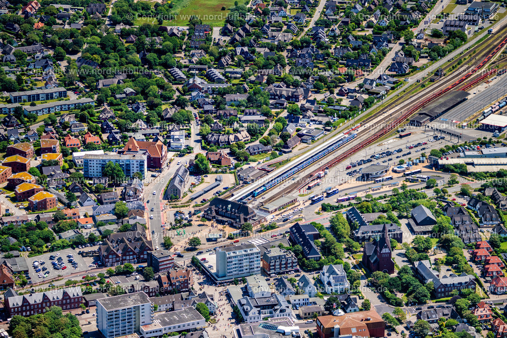 Sylt_Westerland_Bahnhof_Autoverladung_Gleise_ELS_0406210625 | SYLT 13.06.2025 Gleisverlauf und Gebäude des Hauptbahnhofes im Ortsteil Westerland auf der Insel Sylt im Bundesland Schleswig-Holstein, Deutschland. Weiterführende Informationen bei: DB Fernverkehr AG,  DB Regio AG. // Track progress and building of the main station of the railway in the district Westerland on Island Sylt in the state Schleswig-Holstein, Germany. Further information at: DB Fernverkehr AG,  DB Regio AG. Foto: Martin Elsen