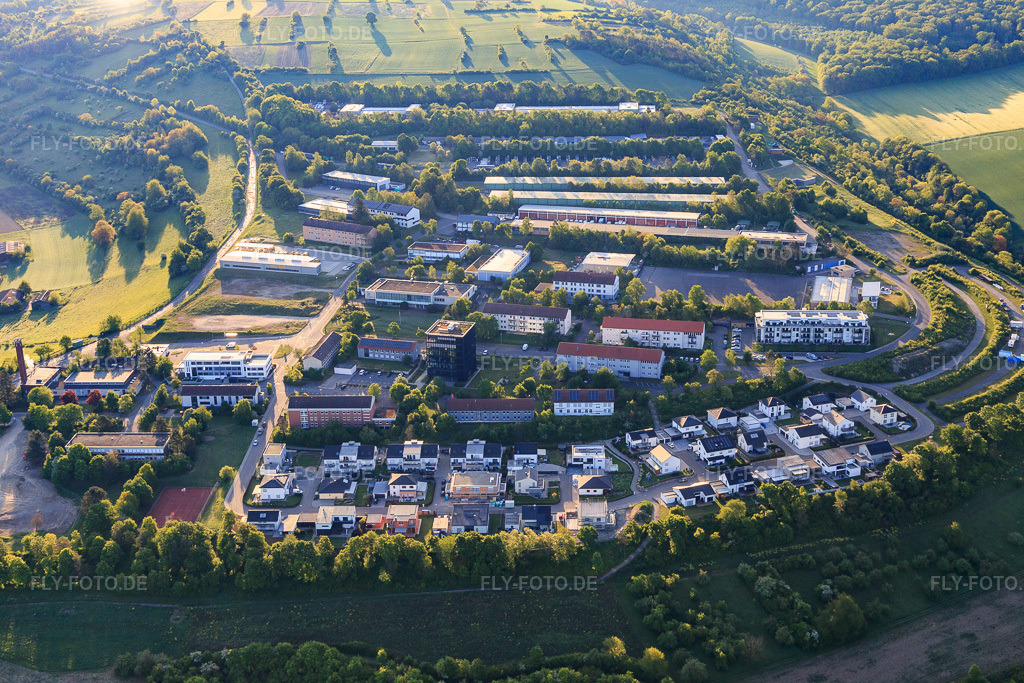Luftbild: Ortsteil Laurentiusberg von Westen mit MVZ am Laurentiusberg, TS Fassaden und Kolping Bildungszentrum in Tauberbischofsheim im Bundesland Baden-Württemberg in Deutschland.Foto: IMG_146282.jpg vom 10.05.2025 durch Werner Riehm/FLY-FOTO.deTSM MetallbauKolping Bildungswerk e.V. - Bildungszentrum - Tauberbischofsheim