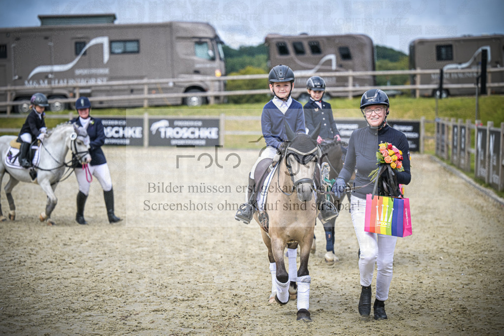 DOS_0446 | Entdecke hochwertige Reitturnierfotos von Foto Oger. Professionell, emotional und authentisch – jetzt Lieblingsmomente im Shop bestellen.Deutschlandweite Turnierfotografie. - Realisiert mit Pictrs.com