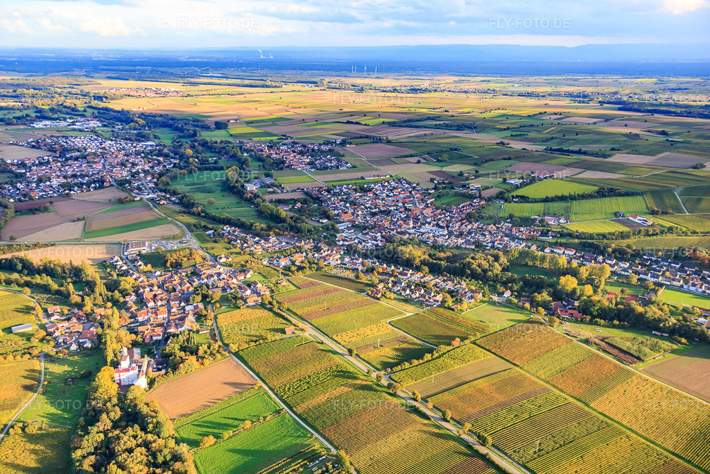 Luftbild: Ortsansicht von Nordwesten im Ortsteil Ingenheim in Billigheim-Ingenheim im Bundesland Rheinland-Pfalz in Deutschland. Foto: IMG_074622.jpg vom 14.10.2014 durch Werner Riehm/FLY-FOTO.deAuflösung des Originals: 5472 x 3648 px