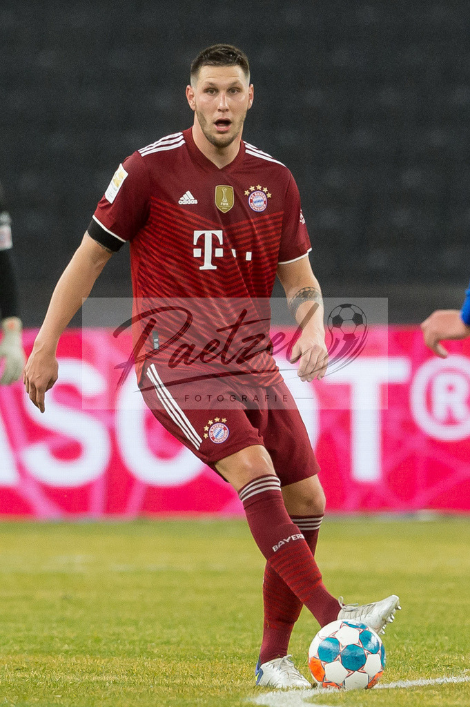 BSCFCB20220123_279 | Fussball, Herren: Niklas Suele (FC Bayern Muenchen) in Aktion, am Ball, Einzelaktion bei dem Spiel der 1. Bundesliga zwischen Hertha BSC und FC Bayern Muenchen im Olypiastadion am 23.01.2022 in Berlin, Deutschland.DFB / DFL REGULATIONS PROHIBIT ANY USE OF PHOTOGRAPHS AS IMAGE SEQUENCES AND/OR QUASI-VIDEO. - Realisiert mit Pictrs.com