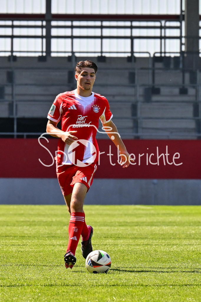 FC Bayern München U19 - SpVgg Unterhaching U19 | am Ball Rafpael PAVLIC (FCB #4) / Einzelfoto / Freisteller / U19 DFB-Nachwuchsliga: FC Bayern München U19 - SpVgg Unterhaching U19; FC Bayern Campus am 10.08.2025