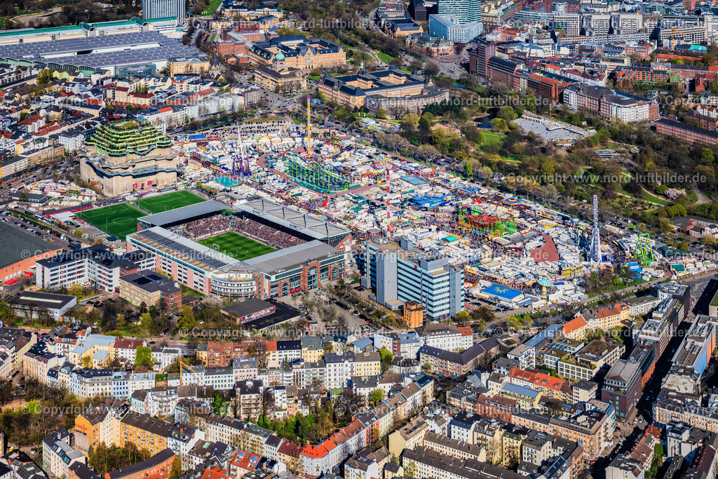 Hamburg_St_Pauli_Dom_Wallanlagen_Millerntor_Stadion_Bunker_Heiligengeistfeld_ELS_4209060425 | HAMBURG 06.04.2025 Sportstätten-Gelände der Arena des Stadion " Millerntor-Stadion " am Harald-Stender-Platz im Ortsteil Sankt Pauli in Hamburg, Deutschland. Weiterführende Informationen bei: Fußball-Club St. Pauli v. 1910 e.V.,  Professor Pfeifer und Partner Ingenieurbüro für Tragwerksplanung GmbH,  SHA Scheffler Helbich Architekten GmbH. // Sports facility grounds of the arena of the stadium "Millerntor- Stadion" in am Heiligengeistfeld in the St. Pauli district in Hamburg, Germany. Further information at: Fussball-Club St. Pauli v. 1910 e.V.,  Professor Pfeifer und Partner Ingenieurbuero fuer Tragwerksplanung GmbH,  SHA Scheffler Helbich Architekten GmbH. Foto: Martin Elsen