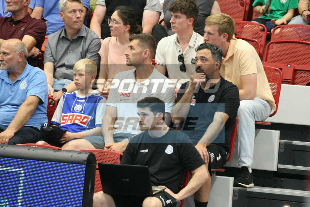 GWD Minden´- VFL Gummersbach | VFL Physio Ercan Celik (2. Reihe rechts außen) nachdenklich - © Sportfoto-Sale (MK) - Realisiert mit Pictrs.com
