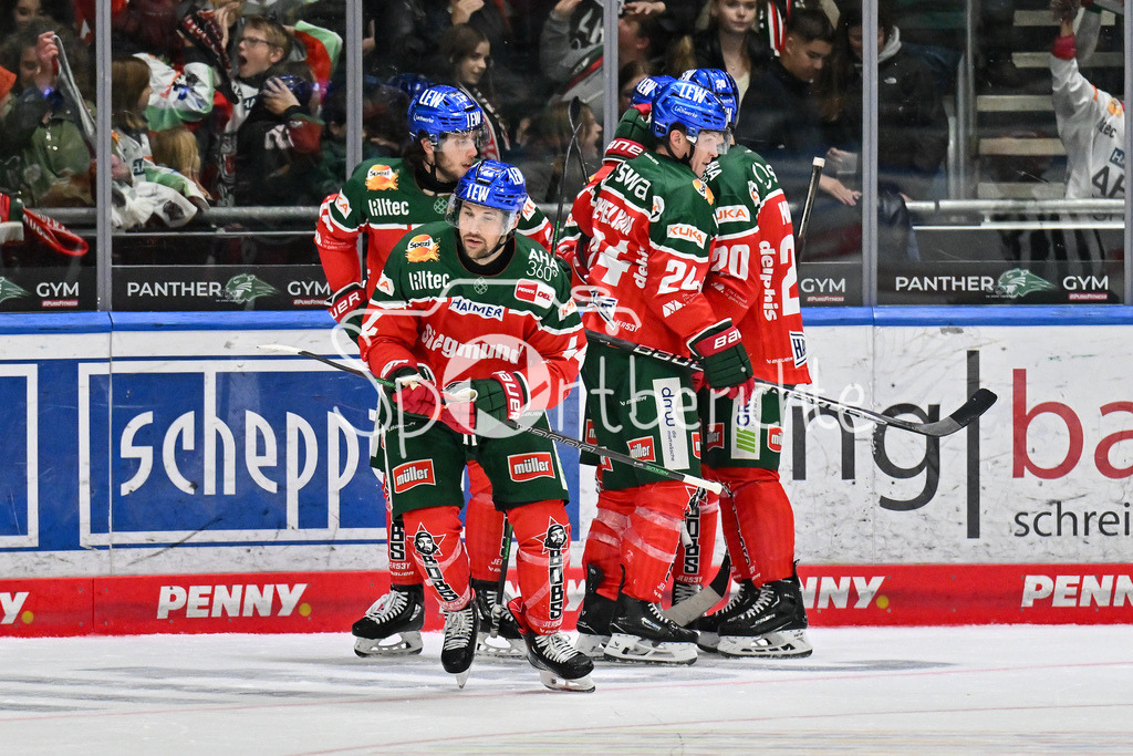 Augsburger Panther - Löwen Frankfurt | Jubel der Panther nach dem Treffer zum 4-1 durch Nolan ZAJAC (Augsburger Panther #44) / Freude / Happy / Tor / Torschuezte / DEL: Augsburger Panther - Löwen Frankfurt, Curt Frenzel Stadiom am 11.10.2024