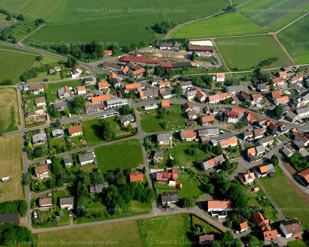 2615843 | SICHENHAUSEN 09.06.2006 Landwirtschaftliche Nutzflächen und Feldgrenzen  umsäumen das Siedlungsgebiet des Dorfes in Sichenhausen im Bundesland Hessen, Deutschland // Agricultural land and field boundaries surround the settlement area of the village  in Sichenhausen in the state Hesse, Germany Foto: Gerhard Launer