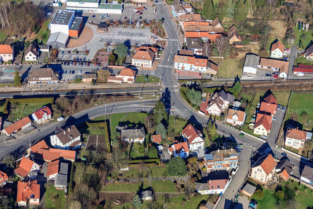 Aerial view: Railway crossing, Brasserie de la Gare and old half-timbered house on Rue de l'Abbé Fischer in Soultz-sous-Forêts in the state Bas-Rhin, France. – Photo: IMG_37455.jpg taken on 02/07/2011 by Werner Riehm/FLY-FOTO.com – Resolution of the original: 4574 x 3049 px