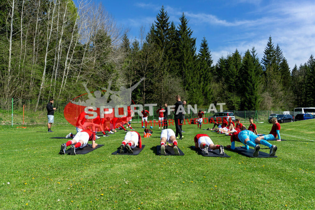 Portugal  U15 -Czech Republic U15 | Aufwärmen Austria ; Portugal  U15 -Czech Republic U15 am 29.04.2022 in Arnoldstein
(Sportplatz), AUSTRIA, (Photo by Ernst Krawagner sport-fan.at) - Realisiert mit Pictrs.com