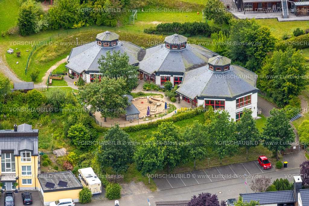 BadBerleburg240710195 | Luftbild, AWO Familienzentrum Laubfrosch Kndergarten, achteckige Gebäude und Spielplatz, Bad Berleburg, Wittgensteiner Land, Nordrhein-Westfalen, Deutschland