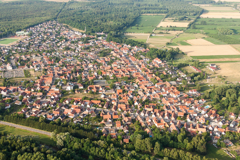 Aerial view: View of the streets and houses in the residential areas in Oberhoffen-sur-Moder in the state Bas-Rhin, France.Photo: IMG_30438.jpg taken on 07/09/2010 by Werner Riehm/FLY-FOTO.comResolution of the original: 4648 x 3099 px
