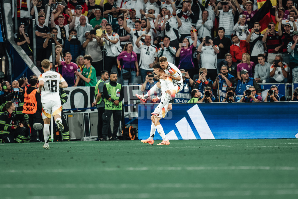 Fußball | Herren | UEFA-Fußball-Europameisterschaft 2024 | MD1 | Gruppe A | Deutschland vs. Schottland | 14.06.2024 | Kai Havertz (#7, Deutschland) trifft per Elfmeter zum 3:0 und jubelt, Joshua Kimmich (#6, Deutschland) springt ihm auf den Rücken