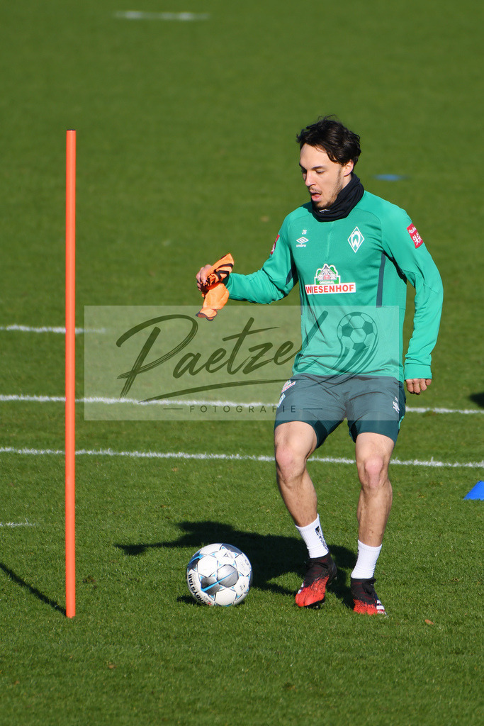 20200205_TRASVW_0042 | Fußball, Herren: Simon Straudi (SV Werder Bremen) in Aktion, am Ball, Einzelaktion waehrend der Trainingseinheit des SV Werder Bremen im Wohninvest Weserstadion am 05.02.2020 in Bremen, Deutschland. - Realisiert mit Pictrs.com