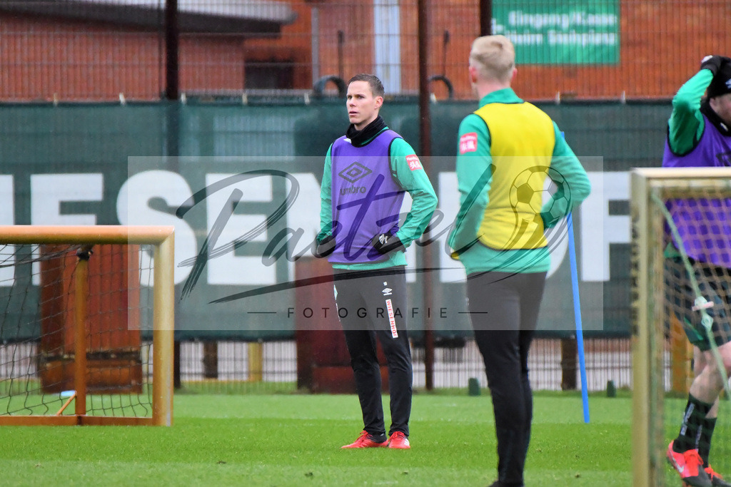 20200129_TRASVW_0040 | Fußball, Herren: Niklas Moisander (SV Werder Bremen) schaut beim Training des SV Werder Bremen am 29.01.2020 im wohninvest Weserstadion in Bremen, Deutschland.(Foto von Nico Paetzel) - Realisiert mit Pictrs.com