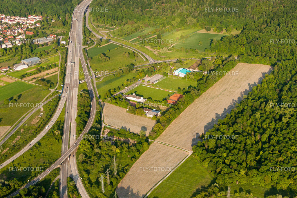 Sportplatz- Fussballplatz des Allg. Sportver. Wolfartsweier am Autobahndreieck A5/A8 | Luftbild: Sportplatz- Fussballplatz des Allg. Sportver. Wolfartsweier am Autobahndreieck A5/A8 im Ortsteil Wolfartsweier in Karlsruhe im Bundesland Baden-Württemberg in Deutschland. Foto: IMG_27407.jpg vom 23.05.2010 durch Werner Riehm/FLY-FOTO.de - Realisiert mit Pictrs.com