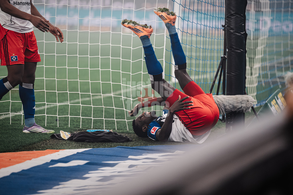 Fußball | Männer | Saison 2025/2026 | 1. Fußball-Bundesliga | 13. Spieltag | Hamburger SV vs. SV Werder Bremen | 07.12.2025 | Bakery Jatta (#18, HSV) am Boden nach einem Torschuss