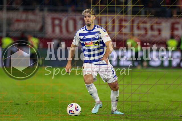 MSV Duisburg vs Rot-Weiss Essen - 3. Liga | Duisburg, Deutschland, 26.10.25:   Tobias Fleckstein (MSV Duisburg) in Aktion am Ball, Einzelaktion waehrend des Spiels der 3. Liga MSV Duisburg vs Rot-Weiss Essen in der schauinsland-reisen-arena(Foto von Brauer-Fotoagentur / Adrian Schlueter)