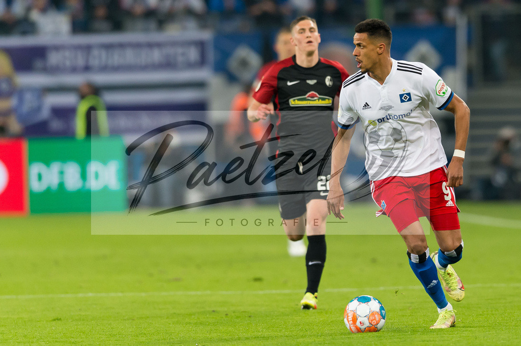 HSVSCF20220419_301 | Fussball, Herren: Robert Glatzel (Hamburger SV) in Aktion, am Ball, Einzelaktion beim DFB-Pokal-Halbfinalspiel zwischen Hamburger SV und SC Freiburg im Volksparkstadion am 19.04.2022 in Hamburg, Deutschland.DFB / DFL REGULATIONS PROHIBIT ANY USE OF PHOTOGRAPHS AS IMAGE SEQUENCES AND/OR QUASI-VIDEO. - Realisiert mit Pictrs.com