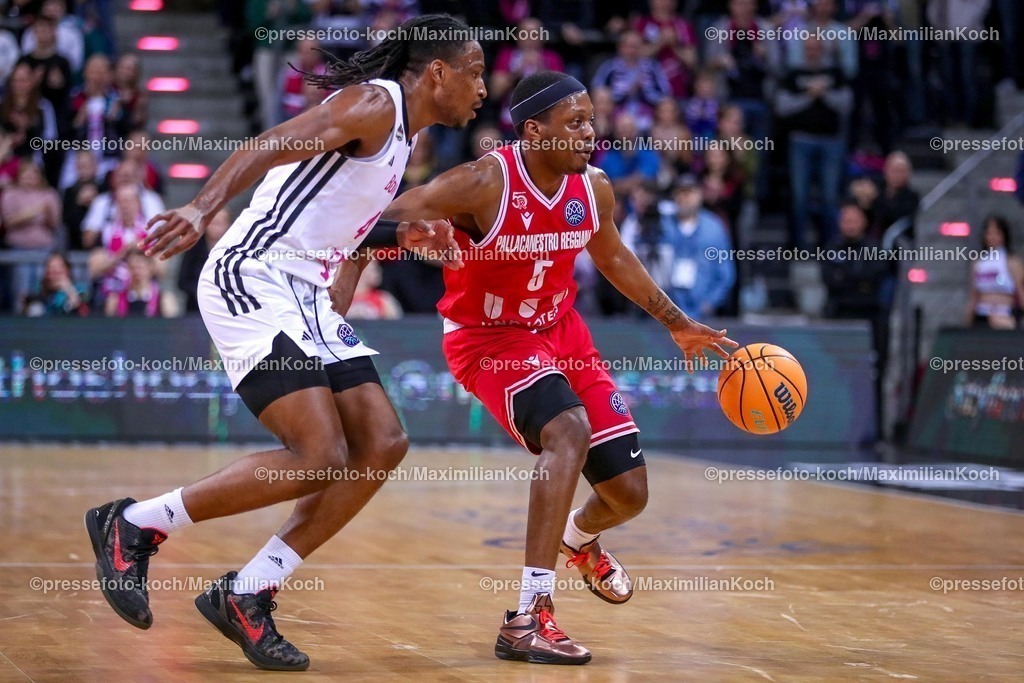 BCL08012501013 | 08.01.2025, Basketball Champions League, 1. Spiel Play-In, Telekom Baskets Bonn - Pallacanestro Reggiana, Telekom Dome: Phlandrous Fleming (Telekom Baskets Bonn #4) gegen Cassius Winston (Pallacanestro Reggiana #5)