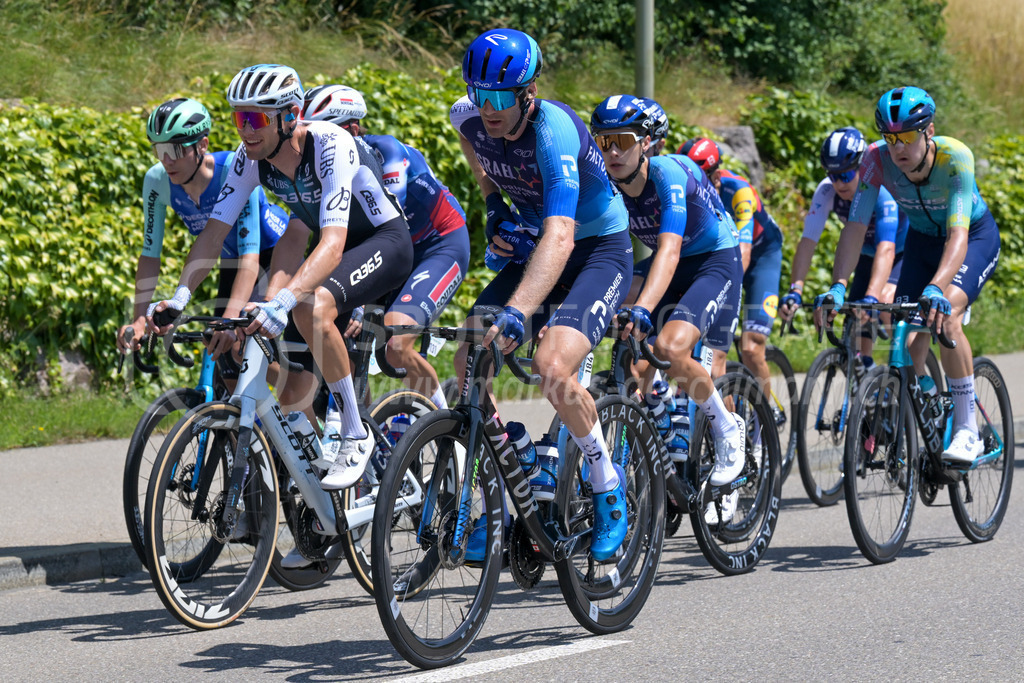 Tour de Suisse 2025 - 17. Juni 2025 | Tour de Suisse 2025Winterthurstrasse, NeftenbachFahrer des Pelotons mit #184 Hugo Houle, Kanada, ISRAEL - PREMIER TECH im Vordergrund.Bild: Sportfotografie Markus Aeschimann | www.markus-aeschimann.ch - Realisiert mit Pictrs.com