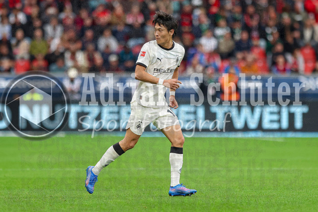 Bayer 04 Leverkusen vs Borussia Mönchengladbach - Bundesliga  | Leverkusen, Deutschland, 21.09.25:   Shuto Machino (Borussia Mönchengladbach) schaut waehrend des Spiels der Bundesliga zwischen  Bayer 04 Leverkusen vs Borussia Mönchengladbach in der BayArena(Foto von Brauer-Fotoagentur / Adrian Schlueter)