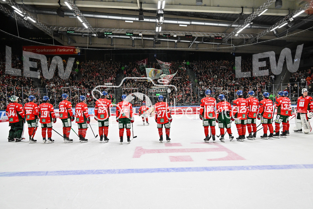 Augsburger Panther - Schwenninger Wild Wings | AUGSBURG, GERMANY - 02. JANUARY: das Team der Panther feiert zusammen mit den Fans den wichtigen Heimsieg gegen die Wild Wings nach dem Match zwischen den Augsburger Panthern und den Schwenninger Wild Wings am 35. Spieltag der Penny DEL im Curt Frenzel Stadion