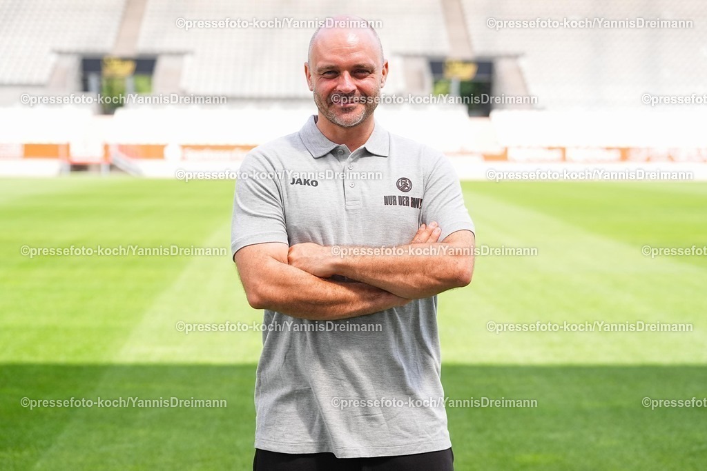 RWE22072501099 | Matthias Gesenhues (Reha-Trainer); Rot-Weiss Essen; 3.Liga, Porträttermin 2025/2026, 22.07.2025
