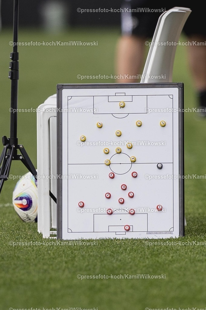 xkwi15072501007 | 15.07.2025, xkwix, Fußball, SC Verl - 1. FC Bocholt, Sportclub Arena: Taktiktafel 