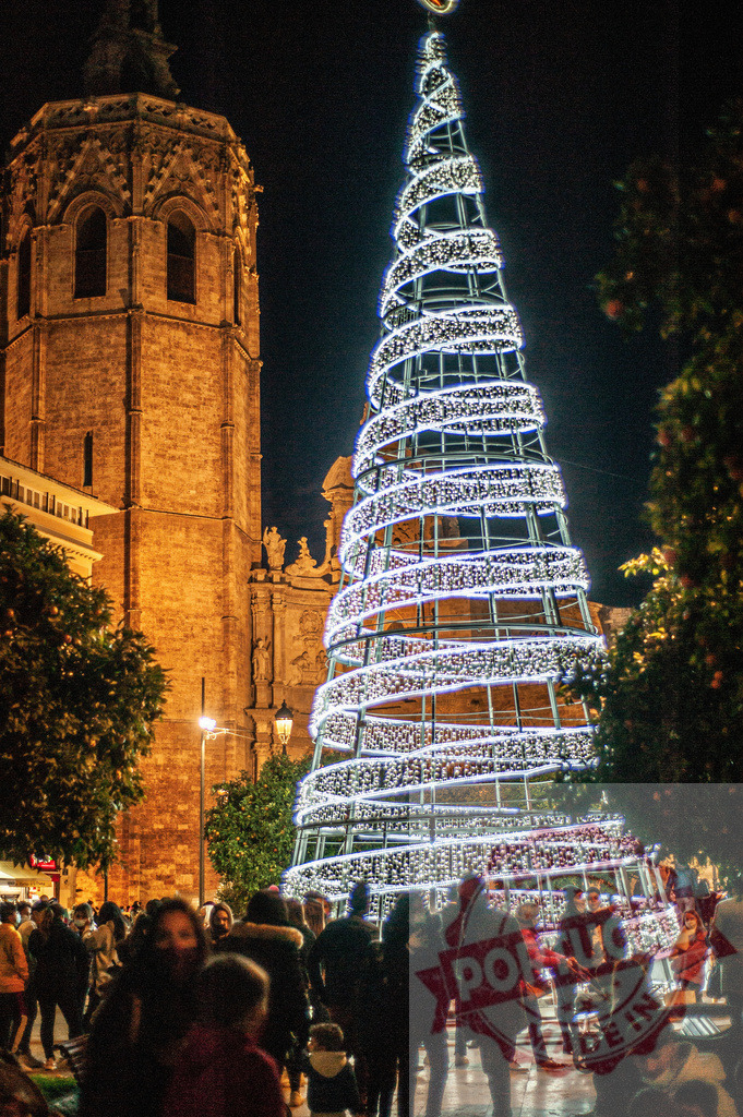 Valencia Cathedral festive Christmas tree city night scene | Crowds gathering enjoying illuminated Christmas tree near Valencia Cathedral in Spain - Realisiert mit Pictrs.com
