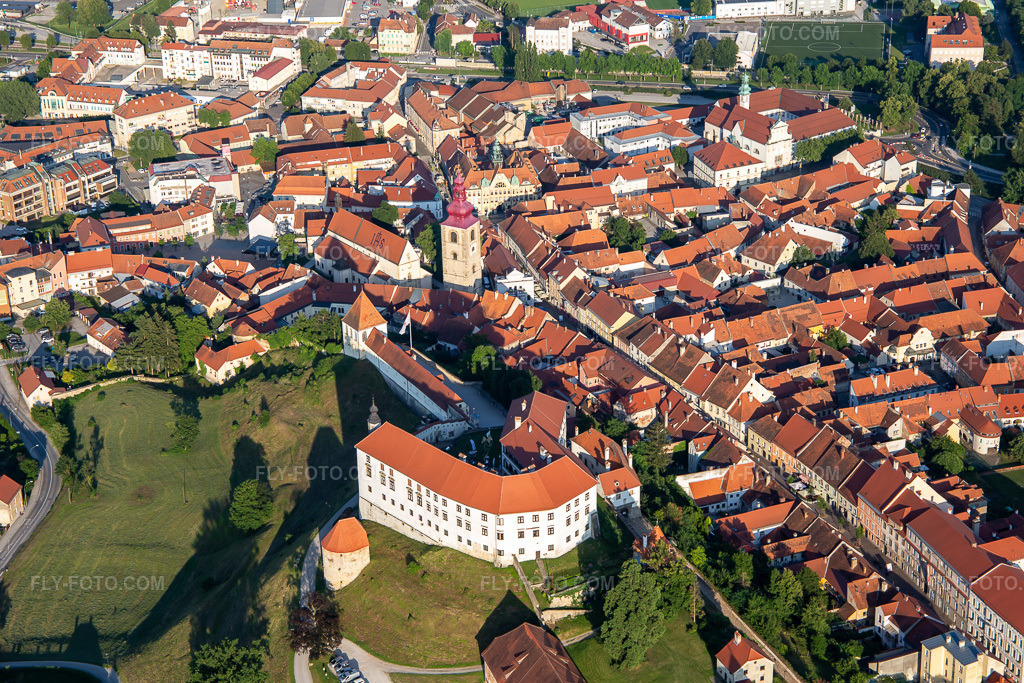 Aerial view: Castle Ptuj/Grad Ptuj above the old town in Ptuj in the state Slovenia, Slovenia. – Photo: IMG_137332.jpg taken on 07/08/2023 by Werner Riehm/FLY-FOTO.com – Resolution of the original: 5472 x 3648 px