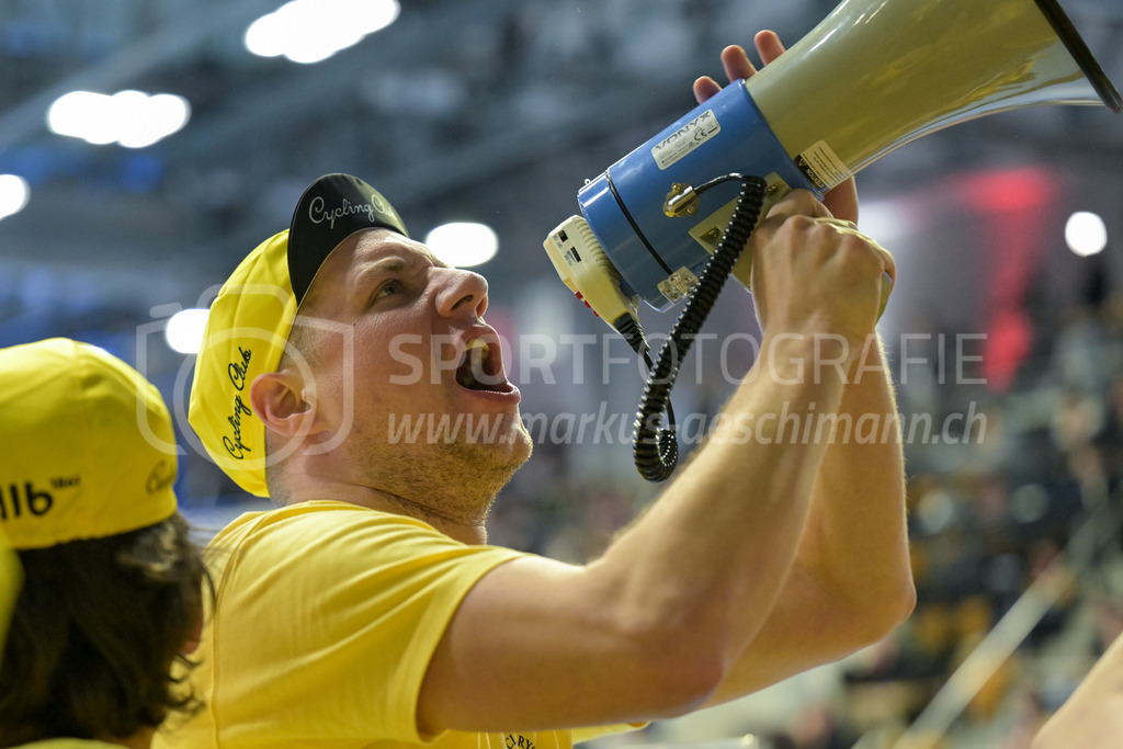 Zug United vs HC Rychenberg - 22. February 2025 | Zug United vs HC RychenbergSporthalle Wankdorf, BernCapo Dominic Wöcke mit Megaphon.Bild: Sportfotografie Markus Aeschimann | www.markus-aeschimann.ch - Realisiert mit Pictrs.com