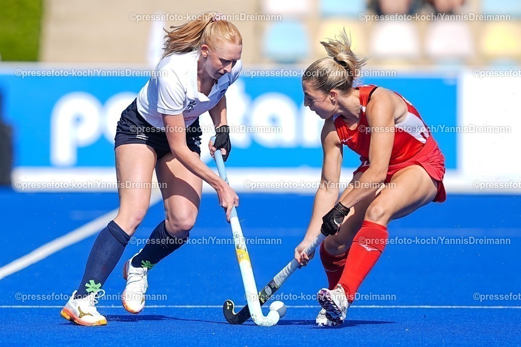 xydrx10082501037 | 10.08.2025, xydrx, Frauen EuroHockey Championship 2025, Gruppenphase, Gruppe B, England - Schottland, Sparkassenpark Mönchengladbach: Ruth Blaikie (ENG #13) im Zweikampf gegen Katie Curtis (ENG #18)