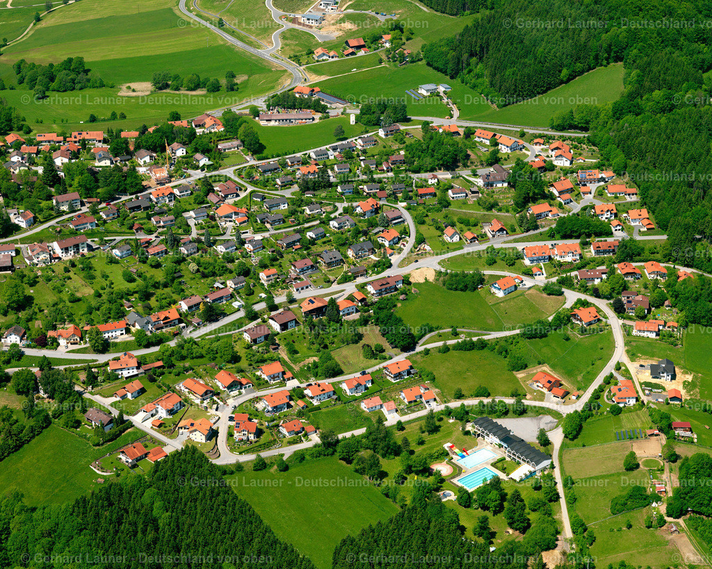 2724021 | PERLESREUT 19.05.2007 Landwirtschaftliche Nutzflächen und Feldgrenzen  umsäumen das Siedlungsgebiet des Dorfes in Perlesreut im Bundesland Bayern, Deutschland // Agricultural land and field boundaries surround the settlement area of the village  in Perlesreut in the state Bavaria, Germany Foto: Gerhard Launer