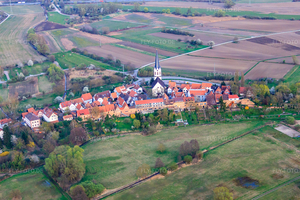 Luftbild: Kirche St. Dionysius an der Stadtmauer Hinterstädtel in Jockgrim im Bundesland Rheinland-Pfalz in Deutschland. Foto: IMG_63441.jpg vom 28.03.2014 durch Werner Riehm/FLY-FOTO.deWWW.PFARREI-RHEINZABERN.DE