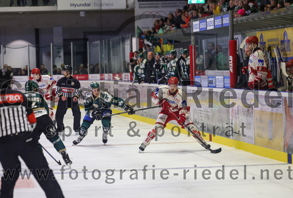 2025-09-12_090_TSV_Erding_gegen_EV_Landshut | Erding, Deutschland, 12.09.2025:Eishockey, Oberliga Süd 2025 / 2026, Testspiel, TSV Erding gegen EV Landshut, Endergebnis: 4:6Maximilian Forster (Erding Gladiators, #81), Jesse Koskenkorva (EV Landshut, #51), Finn Serikow (EV Landshut, #8)Foto: Christian Riedel / fotografie-riedel.net