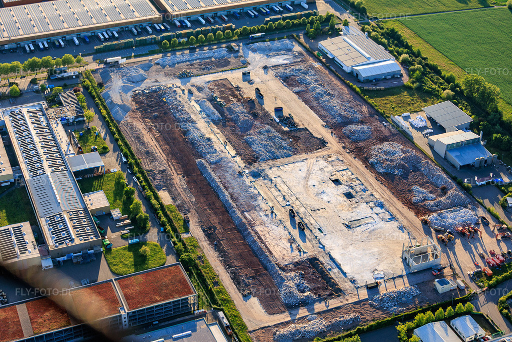 Luftbild: Industriegebiet Landau Ost mit dem Abrissgelände des seit 2005 geschlossenen füheren Standorts Ronal GmbH (früher Alcan Aluminium-Presswerk Pfalz GmbH) in Landau in der Pfalz im Bundesland Rheinland-Pfalz in Deutschland.Foto: IMG_156403.jpg vom 09.05.2026 durch Werner Riehm/FLY-FOTO.deAuflösung des Originals: 5391 x 3594 pxRONAL GROUP | Great Passion for Great Wheels