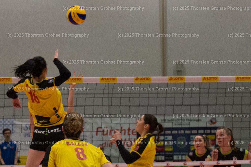 VBL VFB SUHL vs. LADIES IN BLACK AACHEN | Aachen in SCHWARZ gegen Suhl in GELB; VBL VFB SUHL vs. LADIES IN BLACK AACHEN, Volleyball-Bundesliga Frauen am 03.02.2018 in der Multihalle in Meiningen, (Deutschland) - Realisiert mit Pictrs.com