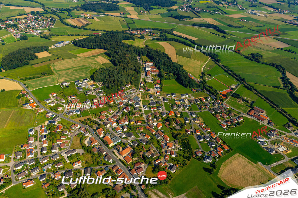 Das Luftbild zeigt : Windischbergerdorf Cham - Die Luftaufnahme wurde 2024 vom UL-Flugzeug aus erstellt ( keine Drohne ) - Hochauflösende Luftaufnahme - Für grossformatige Ausdrucke geeignet. Die Geschenkidee !Mit Lizenz und Bildrechte bestellbar
