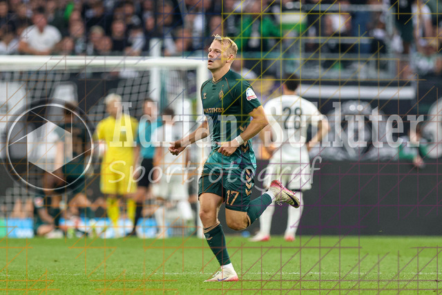 Borussia Mönchengladbach vs SV Werder Bremen - Bundesliga  | Mönchengladbach, Deutschland, 14.09.25:   Marco Grüll (SV Werder Bremen) schaut waehrend des Spiels der Bundesliga zwischen Borussia Mönchengladbach vs SV Werder Bremen im Stadion im Borussia Park(Foto von Brauer-Fotoagentur / Adrian Schlueter)