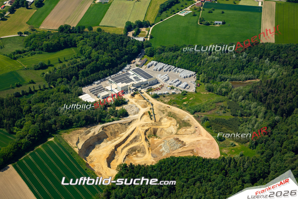 Das Luftbild zeigt Steinbruch Friedberg - Die Luftaufnahme wurde 2023 vom UL-Flugzeug aus erstellt ( keine Drohne ) - Hochauflösende Luftaufnahme - Für grossformatige Ausdrucke geeignet. Die Geschenkidee !Mit Lizenz und Bildrechte bestellbar