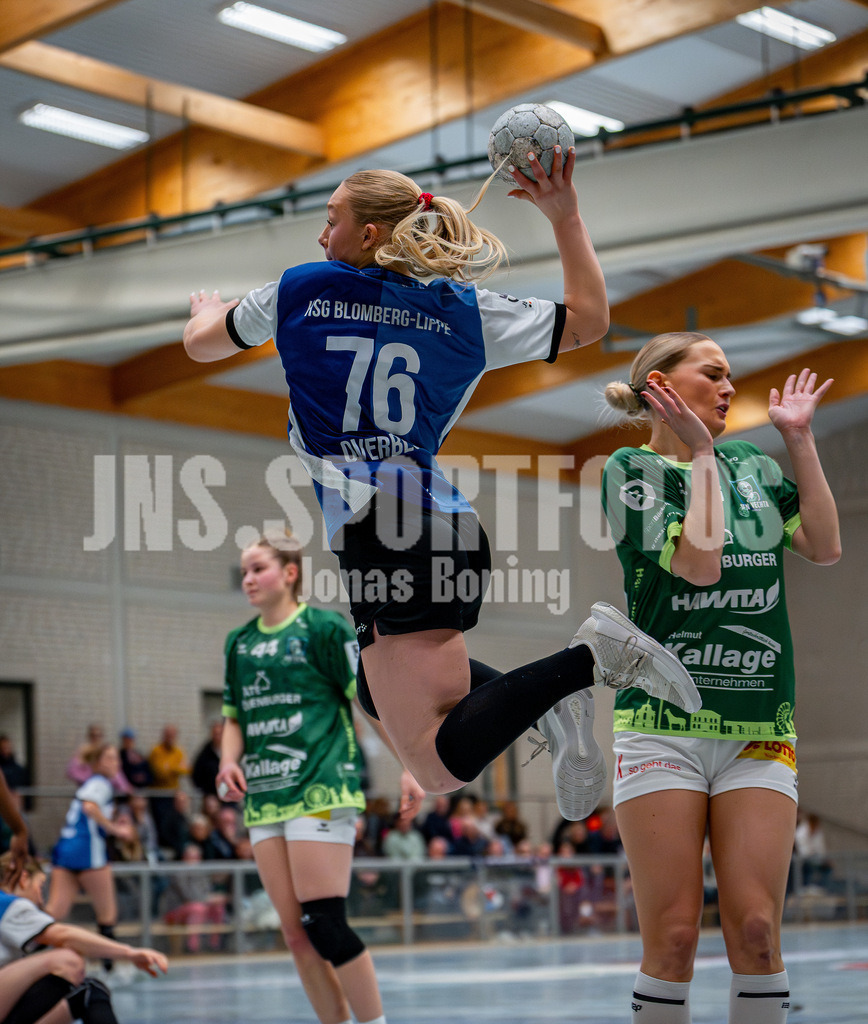 Handball I Frauen I Saison 2025-2026 I 3. Liga Staffel Nord I 10. Spieltag I SC SFN Vechta - HSG Blomberg-Lippe II I 0297 | Janne Kim Overbeck (76, HSG Blomberg-Lippe II) zum Tor - Realisiert mit Pictrs.com