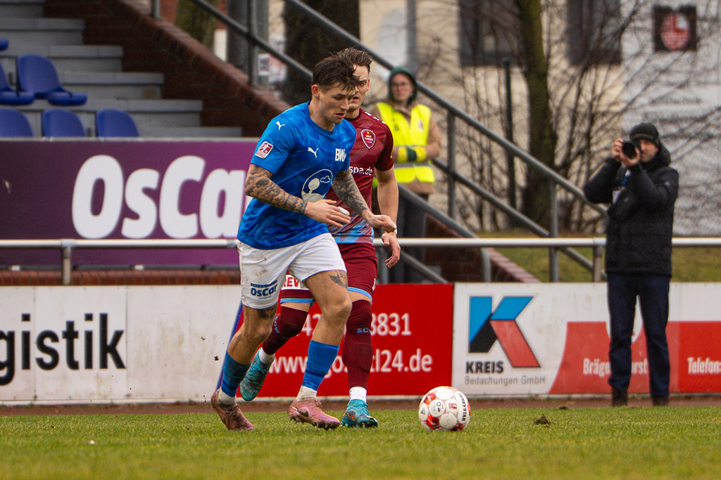 Fußball I Herren I Saison 2025-2026 I Regionalliga Nord I 23. Spieltag I TuS Blau-Weiß Lohne - SC Weiche Flensburg 08 I 0225 | Jakub Westerdorf (16, TuS BW Lohne) - Realisiert mit Pictrs.com