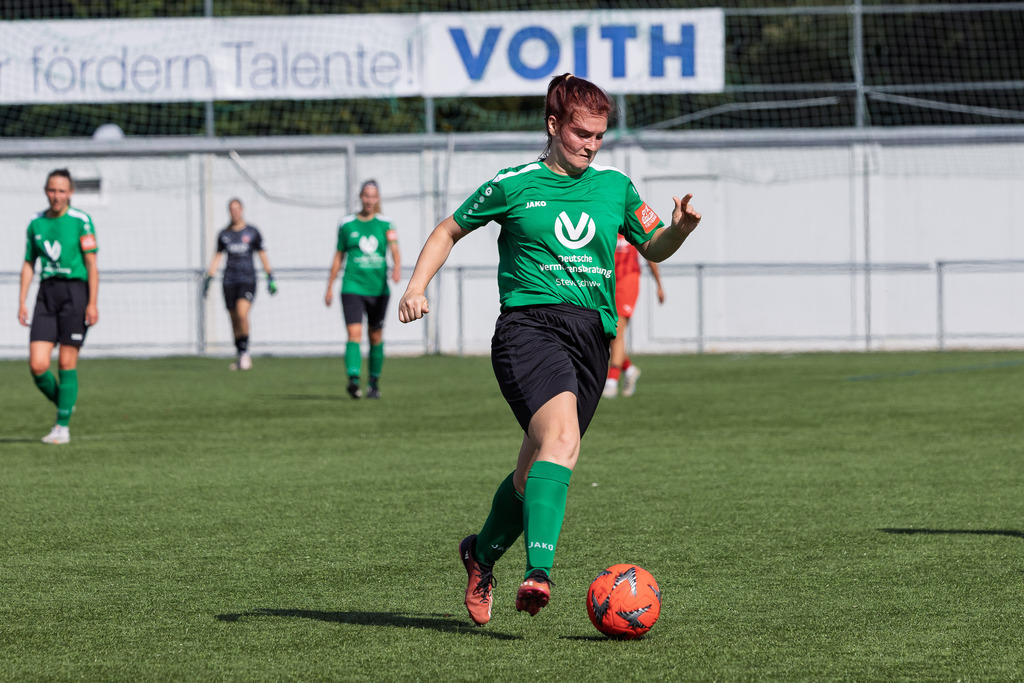 FCHSTE_250921_1950 | 1.FC Heidenheim 1846 II vs. TV Steinheim, Fußball, Frauen, Bezirksliga, 2025/2026, 2.Spieltag, 21.09.2025 in Heidenheim, Kunstrasen b. Voith-Arena West(Foto: Michael Bulling) - Realisiert mit Pictrs.com
