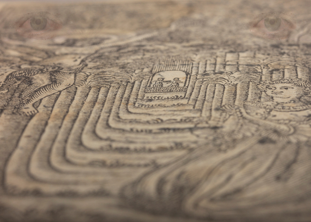 Gebetbuch und Augen – Blick ins Verborgene | Fotografie einer alten Gebetbuchseite, überlagert von blutunterlaufenen Augen: Symbol für Glauben, Vergänglichkeit und den kritischen Blick ins Innere. - Realisiert mit Pictrs.com