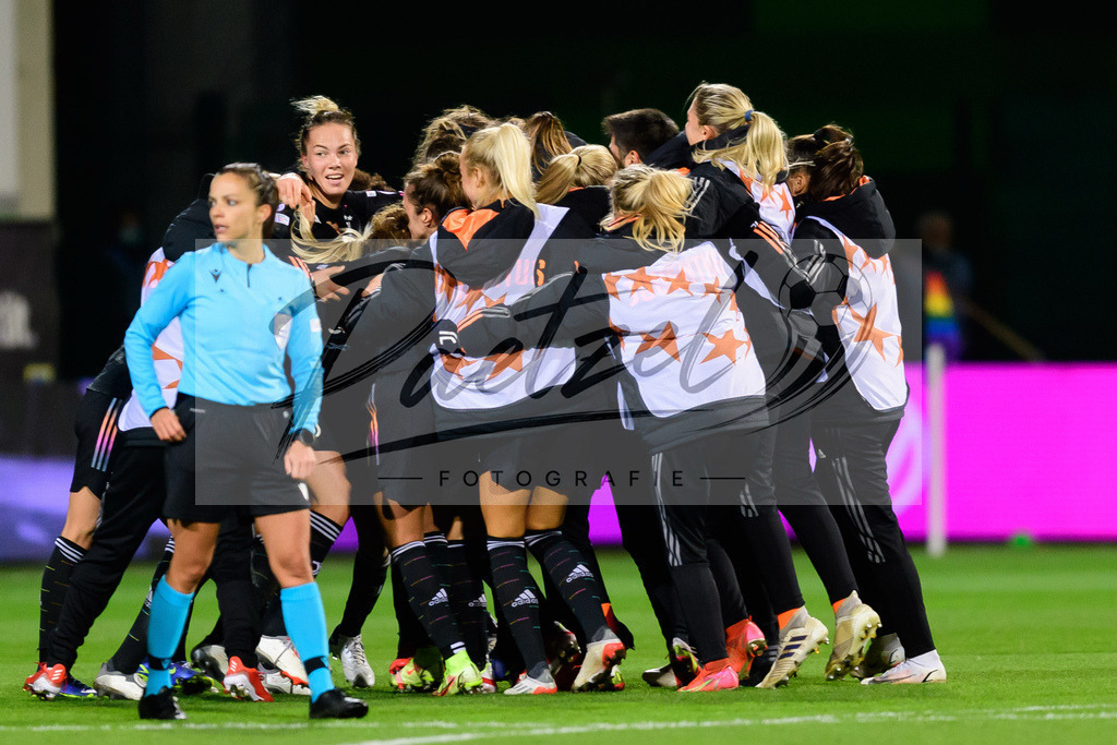 WOBJUV20211118_075 | Fussball, Frauen: . Spielerinnen von Juventus FC Schlussjubel, jubelt nach dem 0:2 Sieg bei dem Spiel der UEFA Women´s Champions League zwischen VfL Wolfsburg und Juventus Turin im AOK-Stadion am 18.11.2021 in Wolfsburg, Deutschland. - Realisiert mit Pictrs.com
