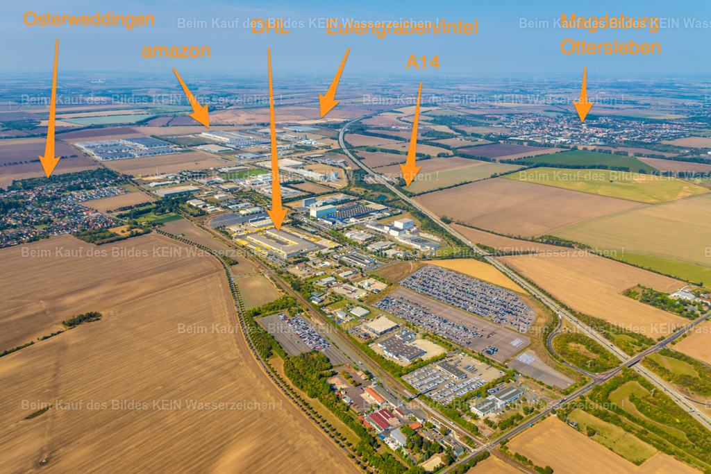 Osterweddingen_mit_Verortung | Blick aus dem Tragschrauber auf den Gewerbestandort Osterweddingen südlich von Magdeburg. Die großräumige Luftaufnahme zeigt wichtige Unternehmen und die Verkehrsanbindung des Standortes. Mit Pfeilen und Beschriftungen sind unter anderem Amazon, DHL und die Autobahn A14 direkt im Bild verortet.Die Aufnahme entstand im Auftrag des Landkreises Börde und ist ein typisches Beispiel für professionelles Standortmarketing aus der Luft. Statt nur einzelne Gebäude zu zeigen, wird der gesamte Wirtschaftsstandort in seinem räumlichen Zusammenhang dargestellt.Besonders deutlich wird dabei die Nähe zur Autobahn A14 und die Einbindung der Gewerbeflächen in die regionale Infrastruktur. Die Kombination aus Luftbild, Verortung und verständlicher Beschriftung macht solche Aufnahmen zu einem wirkungsvollen Instrument für Wirtschaftsförderung, Standortwerbung und die Präsentation von Gewerbeflächen.Ein Luftbild, das nicht nur zeigt, was an einem Standort steht, sondern auch, wo sich der Standort befindet und wie er angebunden ist. - Realisiert mit Pictrs.com