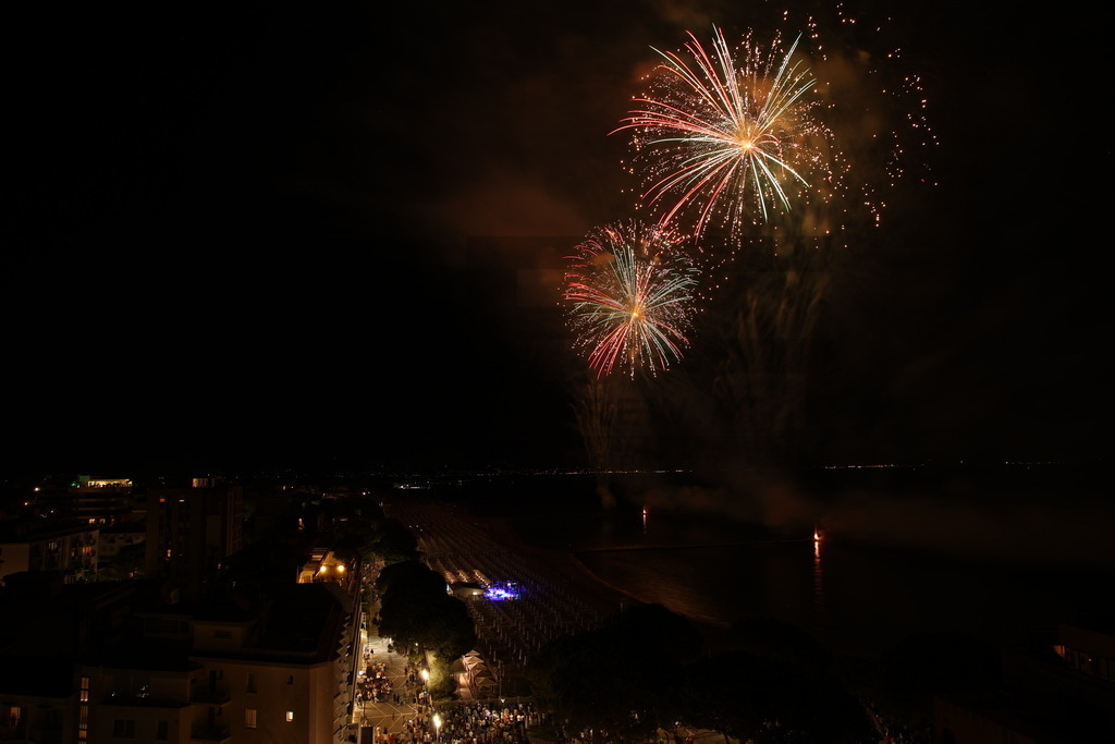 Ferragosto Fireworks in Grado, Italy | GRADO, ITALY, 15.AUG.26 - FIREWORKS - Ferragosto fireworks over the Adriatic Sea in Grado, Italy. Colorful fireworks light up the night sky above the beach, coastline and waterfront during the traditional summer celebration. - Realisiert mit Pictrs.com