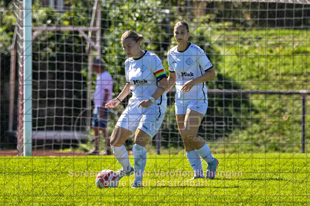 20260906_120627_0105-Bearbeitet_(c)_by_PhotoPeet | #,1.FC Donzdorf (weiß) vs. 1.FC Heidenheim 1846 (rot), Fußball, Frauen-Verbandspokal Gruppe 2, 2. Runde, Saison 2026/2027, Rasenplatz Lautertal Stadion, Süßener Straße 16, 73072 Donzdorf, 06.09.2026 - 11:00 Uhr,Foto: PhotoPeet / Sport- &amp; Eventfotografie / Peter Harich