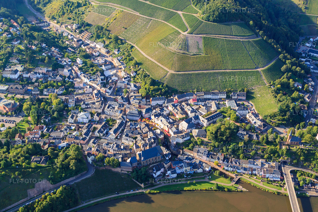 Luftbild: Altstadt unter den Weinbergen im Ortsteil Beurig in Saarburg im Bundesland Rheinland-Pfalz in Deutschland. Foto: IMG_33843.jpg vom 11.09.2010 durch Werner Riehm/FLY-FOTO.de